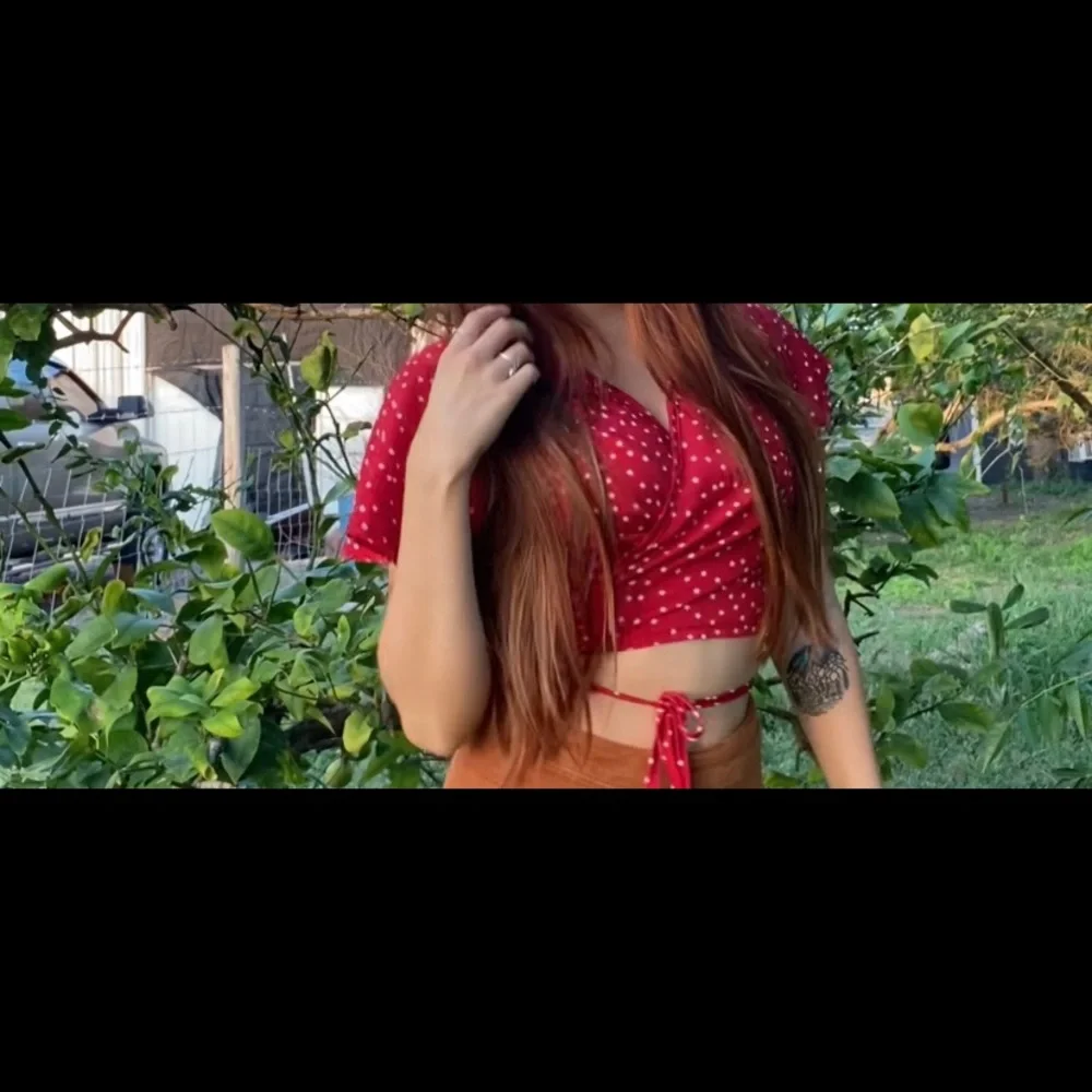 Red crop top - Picture 2 of 6